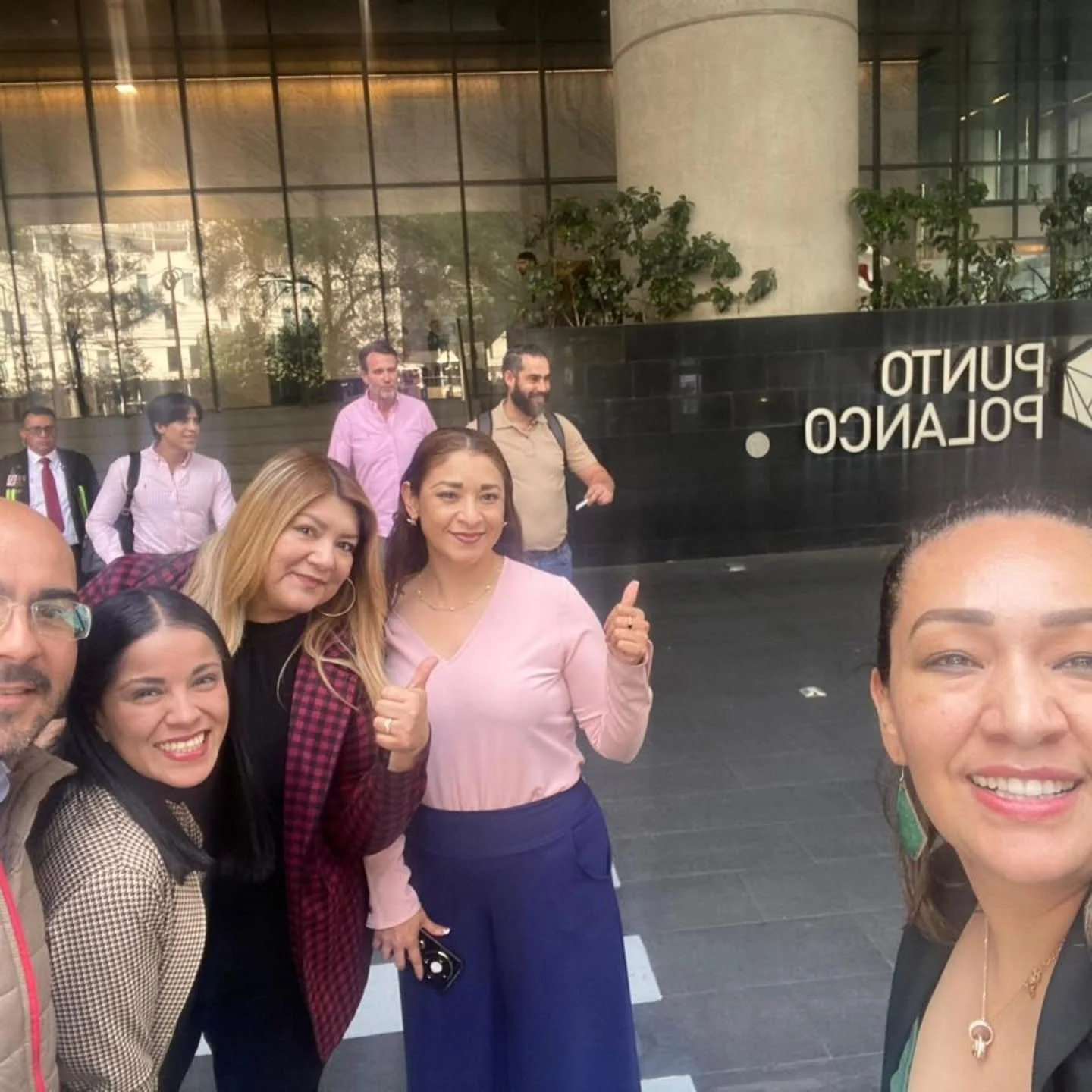 Dulce Ángeles con equipo profesional